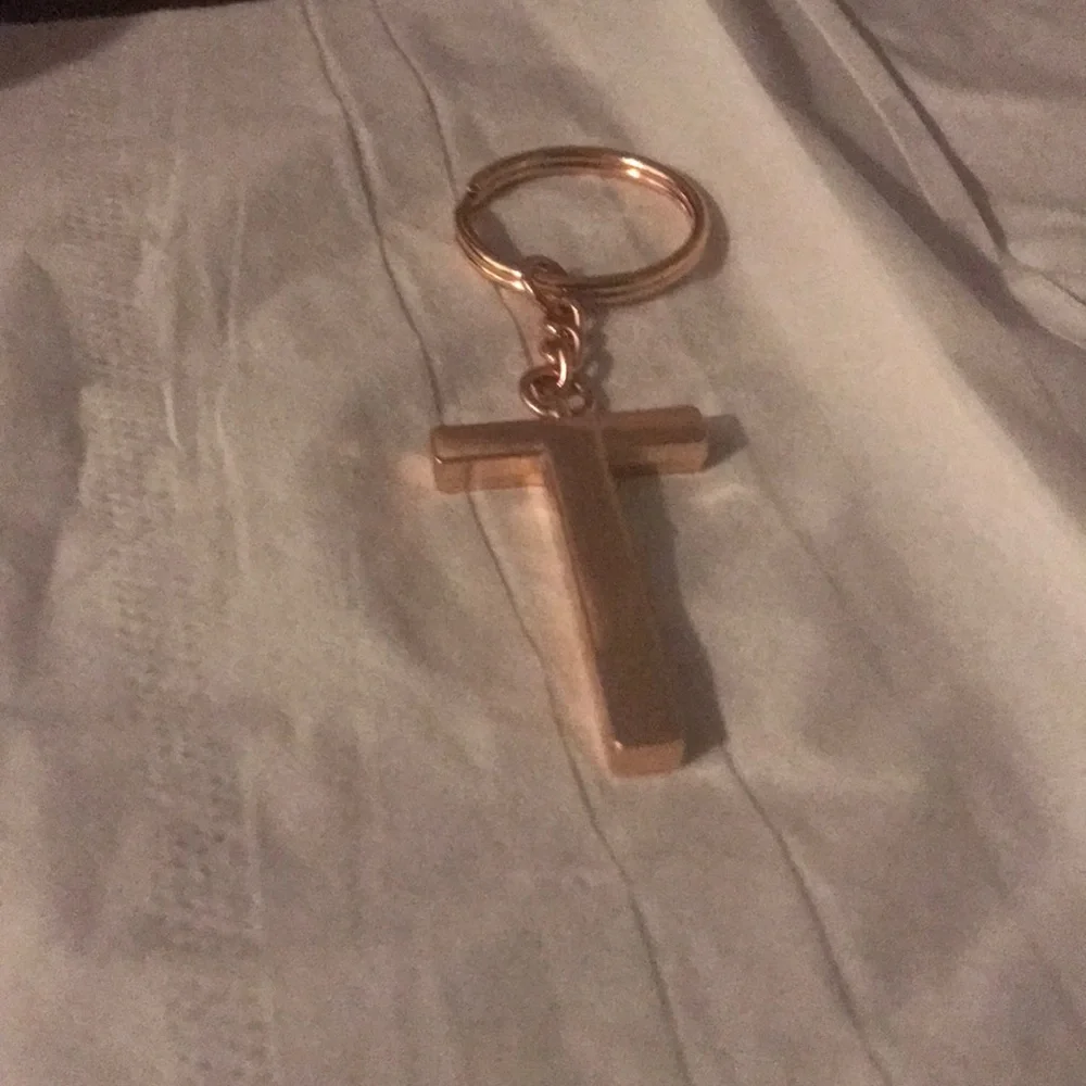Letter T monogram key chain in rose gold new